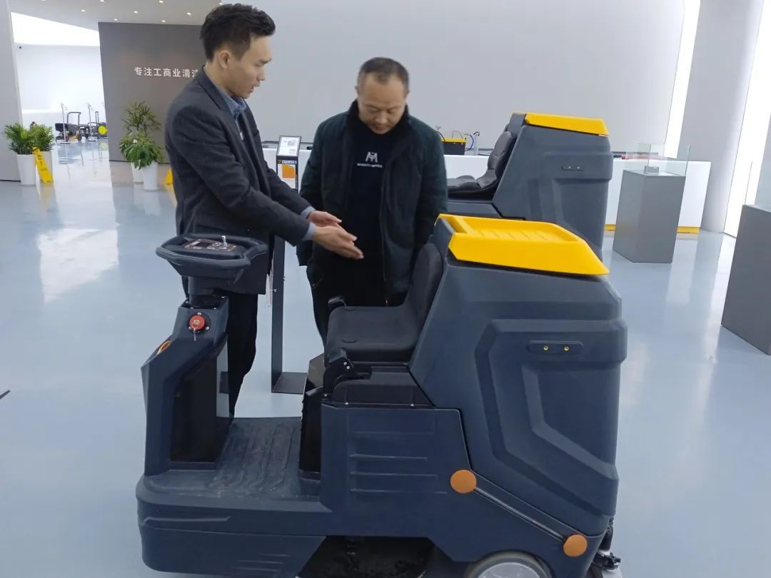 清潔設(shè)備廠家洗地機(jī)清掃注意事項(xiàng)