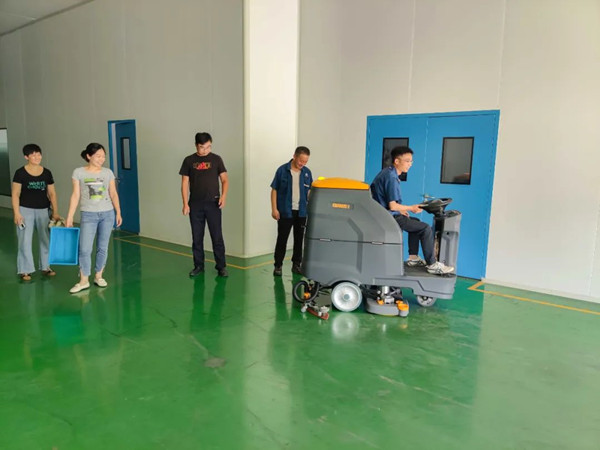洗地機(jī)廠家告訴你駕駛式洗地機(jī)的主要特點