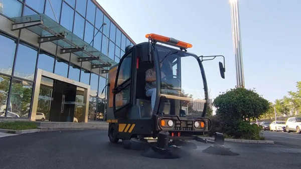 駕駛式掃地機(jī)的出現(xiàn)改變了清潔勞動力
