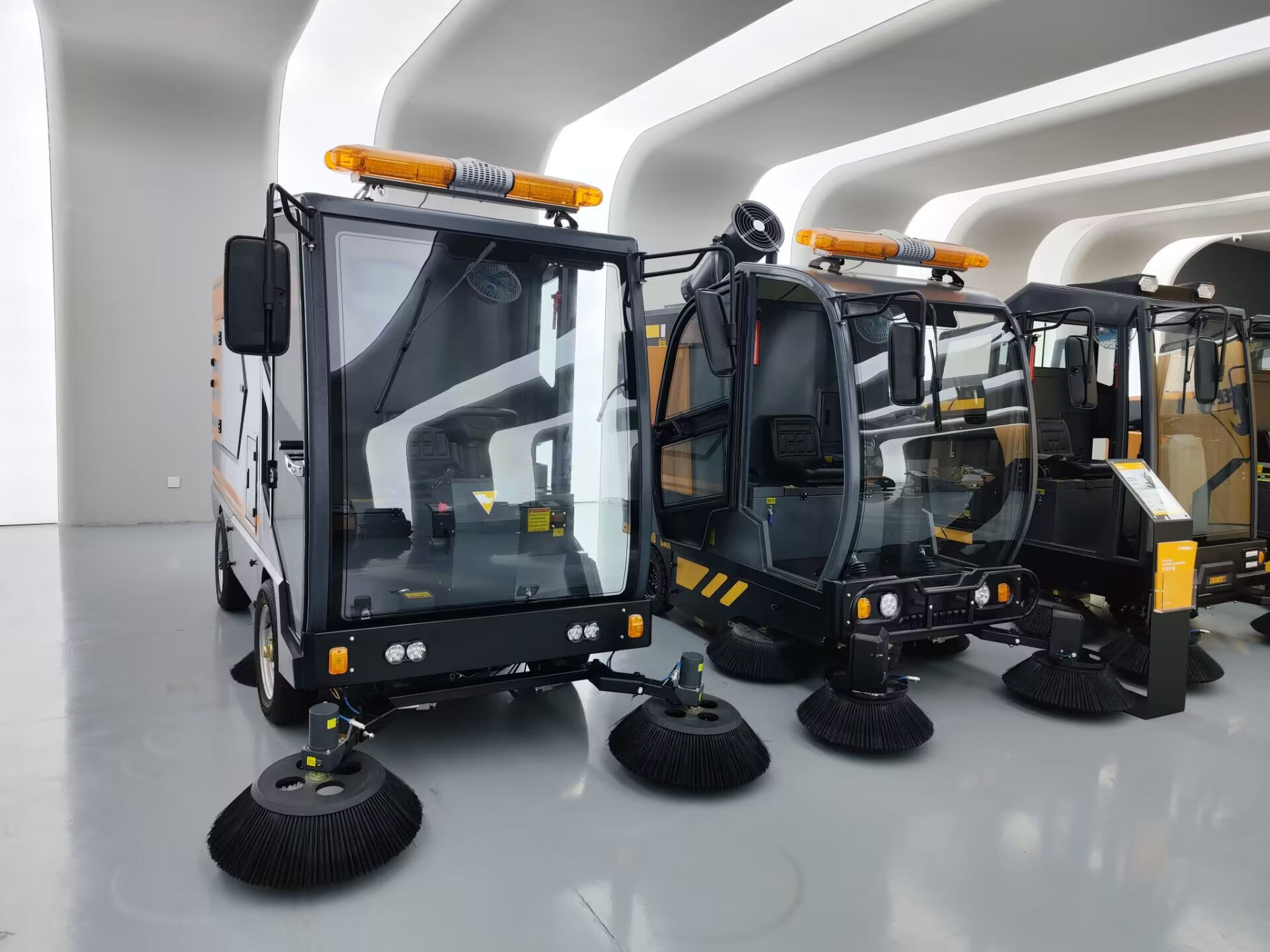 道路清掃車(chē)有哪些特點(diǎn)_清掃車(chē)機(jī)價(jià)格是多少呢？